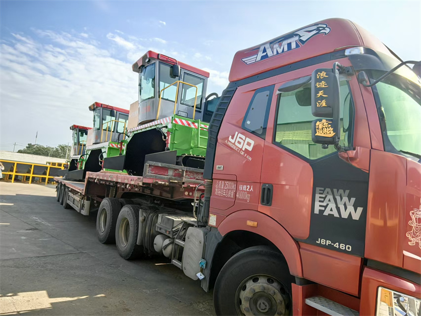 年產(chǎn)5萬(wàn)牛糞有機(jī)肥生產(chǎn)線發(fā)貨現(xiàn)場(chǎng)