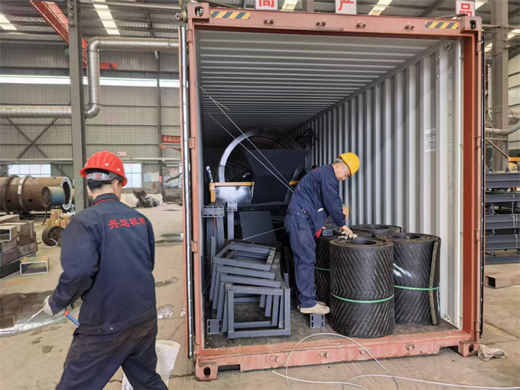 年產(chǎn)3萬羊糞有機(jī)肥生產(chǎn)線發(fā)貨現(xiàn)場