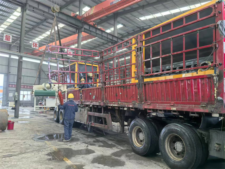 年產(chǎn)10萬鴨糞有機肥生產(chǎn)線發(fā)貨現(xiàn)場