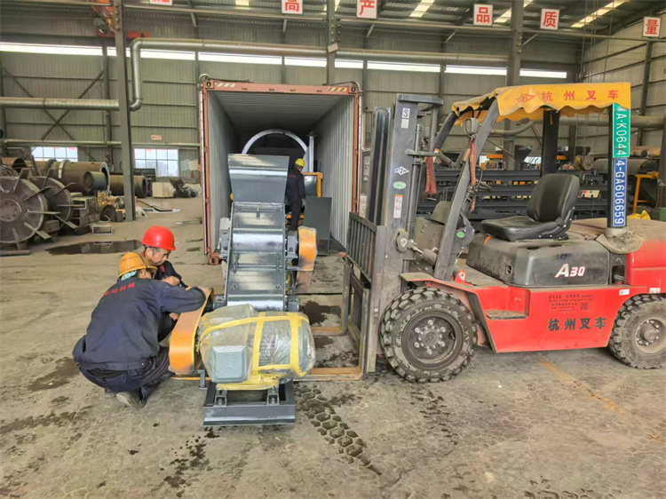 年產(chǎn)2萬雞糞有機肥生產(chǎn)線發(fā)貨現(xiàn)場