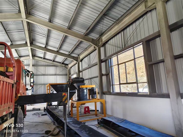 年產(chǎn)5萬鴨糞有機(jī)肥生產(chǎn)線安裝現(xiàn)場(chǎng)