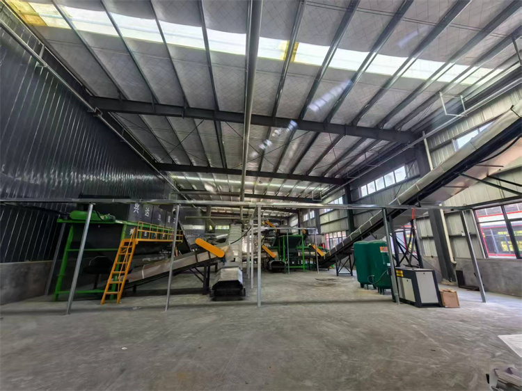 年產(chǎn)3萬牛糞有機(jī)肥生產(chǎn)線安裝現(xiàn)場