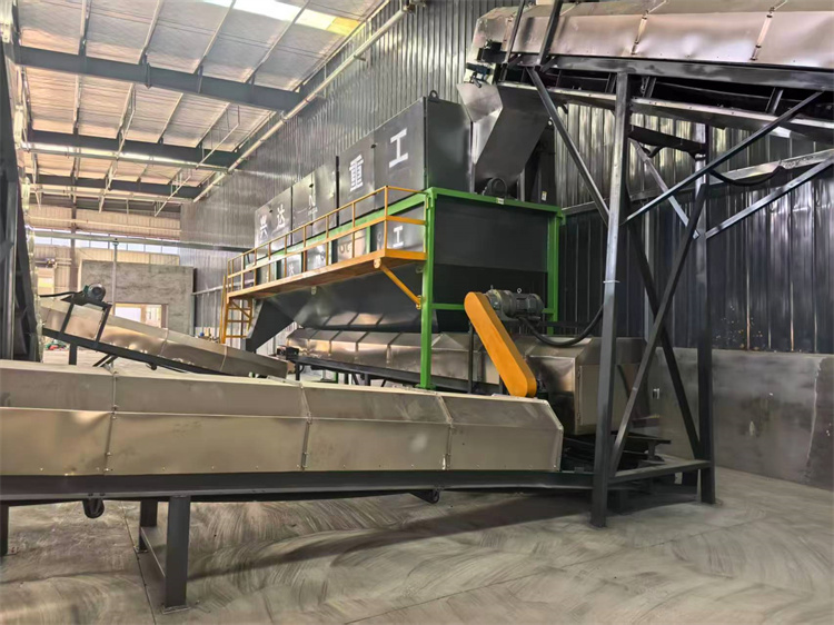 年產(chǎn)5萬鴨糞有機肥生產(chǎn)線安裝現(xiàn)場