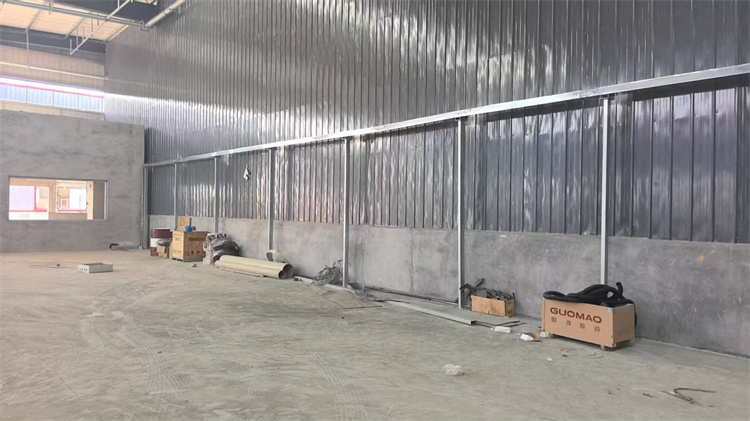 年產(chǎn)2萬雞糞有機(jī)肥生產(chǎn)線安裝現(xiàn)場