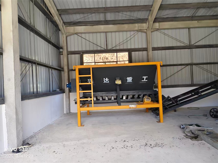 年產(chǎn)5萬牛糞有機(jī)肥生產(chǎn)線安裝現(xiàn)場