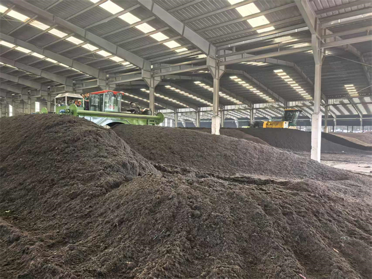 年產(chǎn)3萬(wàn)豬糞有機(jī)肥生產(chǎn)線安裝現(xiàn)場(chǎng)