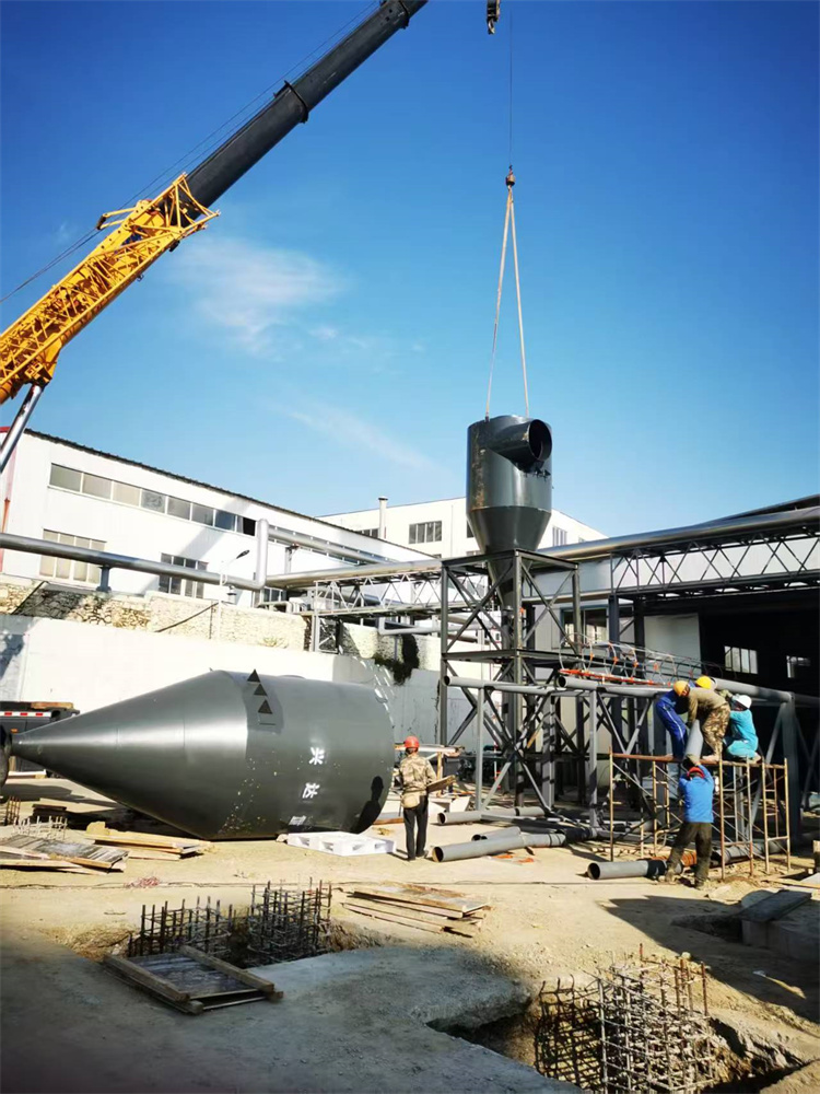 年產(chǎn)2萬噸有機(jī)肥粉狀生產(chǎn)線安裝現(xiàn)場