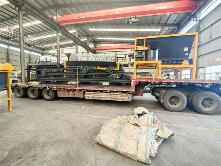 年產(chǎn)10萬(wàn)鴨糞有機(jī)肥生產(chǎn)線發(fā)貨現(xiàn)場(chǎng)