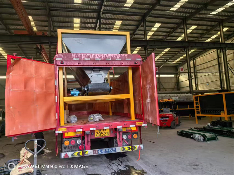 年產(chǎn)2萬豬糞有機肥生產(chǎn)線發(fā)貨現(xiàn)場