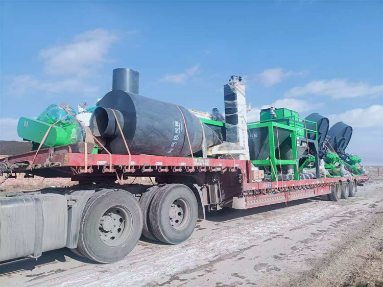 年產(chǎn)5萬雞糞有機(jī)肥生產(chǎn)線發(fā)貨現(xiàn)場