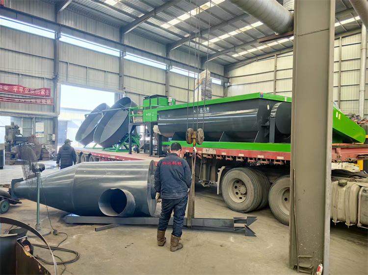 年產(chǎn)1萬雞糞有機(jī)肥生產(chǎn)線發(fā)貨現(xiàn)場(chǎng)