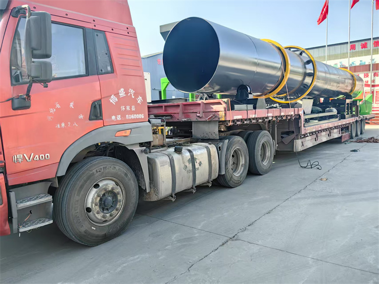 年產(chǎn)3萬(wàn)牛糞有機(jī)肥生產(chǎn)線發(fā)貨現(xiàn)場(chǎng)