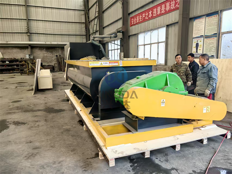 有機肥攪拌設(shè)備雙軸攪拌機發(fā)貨現(xiàn)場