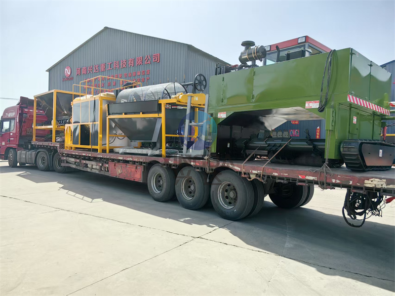 有機(jī)肥設(shè)備陳化覆膜翻拋機(jī)發(fā)貨現(xiàn)場(chǎng)