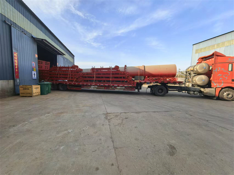 年產(chǎn)3萬羊糞有機(jī)肥生產(chǎn)線發(fā)貨現(xiàn)場(chǎng)