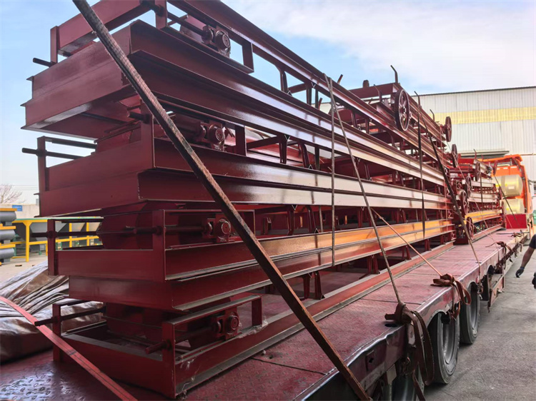 年產(chǎn)10萬(wàn)鴨糞有機(jī)肥生產(chǎn)線(xiàn)發(fā)貨現(xiàn)場(chǎng)