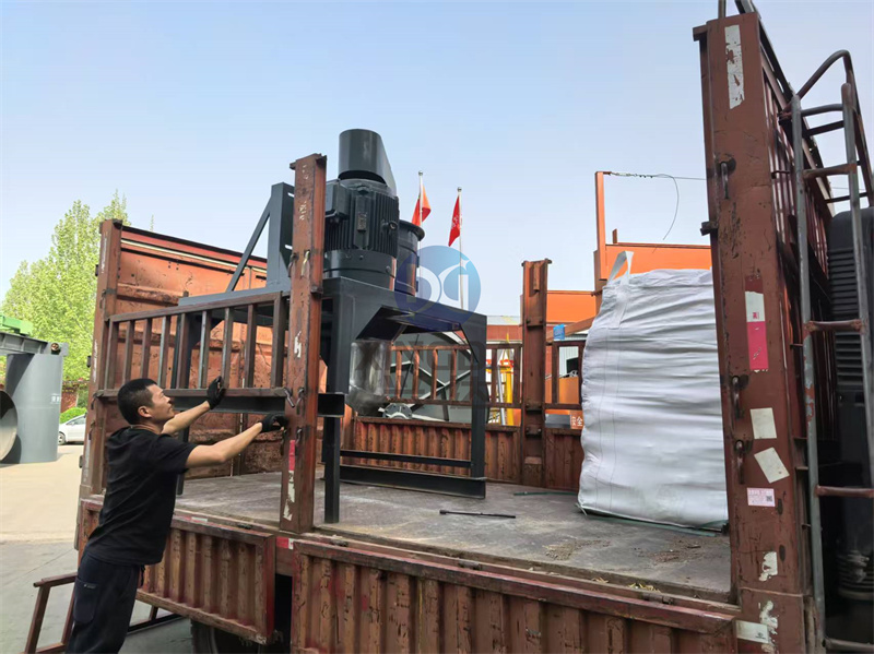 60式立式粉碎機發(fā)貨現(xiàn)場