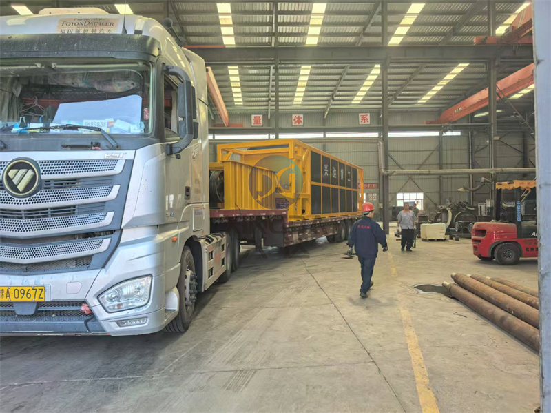 30立方有機(jī)肥發(fā)酵罐裝車(chē)現(xiàn)場(chǎng)