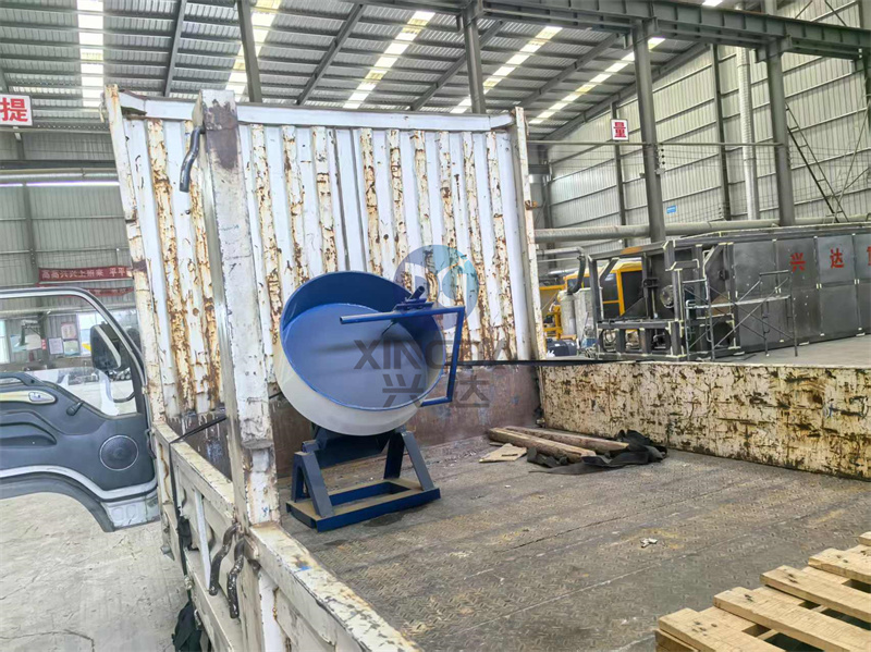 1米有機(jī)肥圓盤造粒設(shè)備發(fā)貨現(xiàn)場