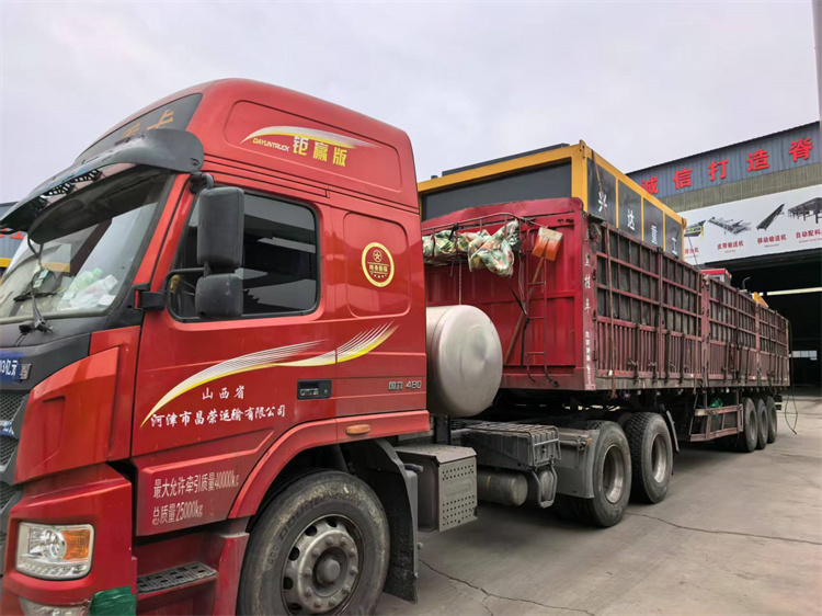 年產(chǎn)5萬羊糞有機肥生產(chǎn)線發(fā)貨現(xiàn)場