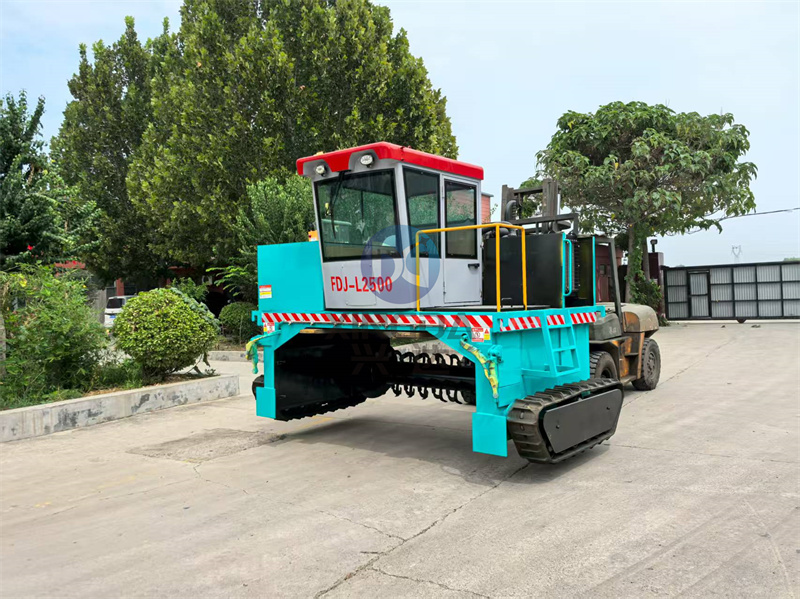 2500型有機(jī)肥履帶翻拋機(jī)發(fā)貨現(xiàn)場(chǎng)