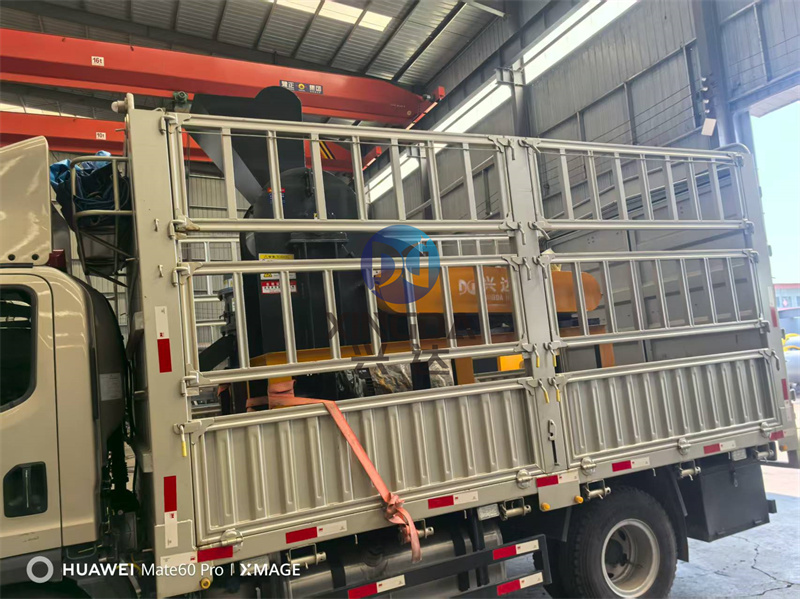 60型有機(jī)肥攪齒造粒機(jī)發(fā)貨現(xiàn)場(chǎng)