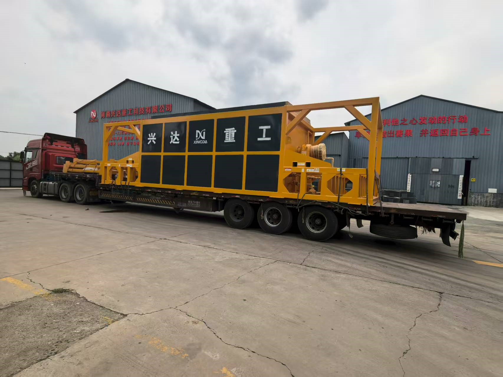 年產(chǎn)5萬雞糞有機(jī)肥生產(chǎn)線發(fā)貨現(xiàn)場