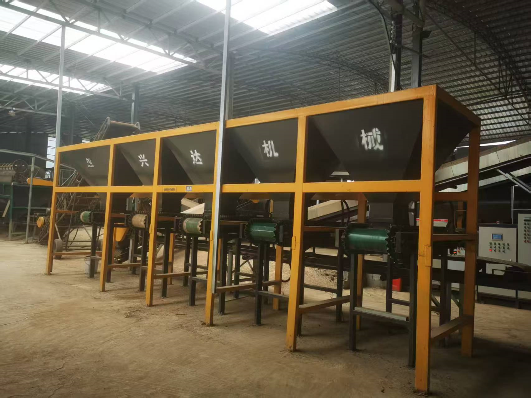 年產(chǎn)10萬牛糞有機(jī)肥生產(chǎn)線安裝現(xiàn)場(chǎng)