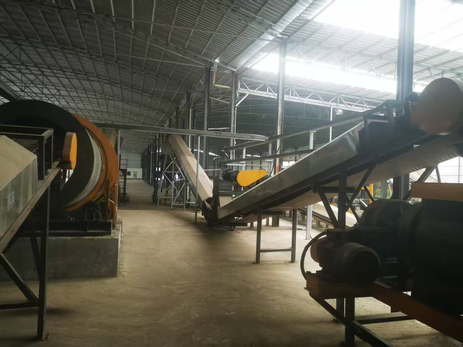 年產(chǎn)3萬(wàn)噸有機(jī)肥顆粒生產(chǎn)線安裝現(xiàn)場(chǎng)