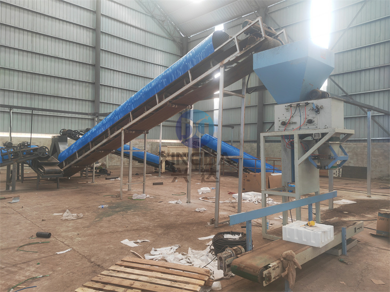 年產(chǎn)1萬噸有機(jī)肥生產(chǎn)線設(shè)備安裝現(xiàn)場