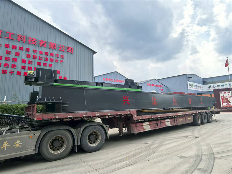 年產(chǎn)5萬噸有機(jī)肥顆粒生產(chǎn)線發(fā)貨現(xiàn)場(chǎng)