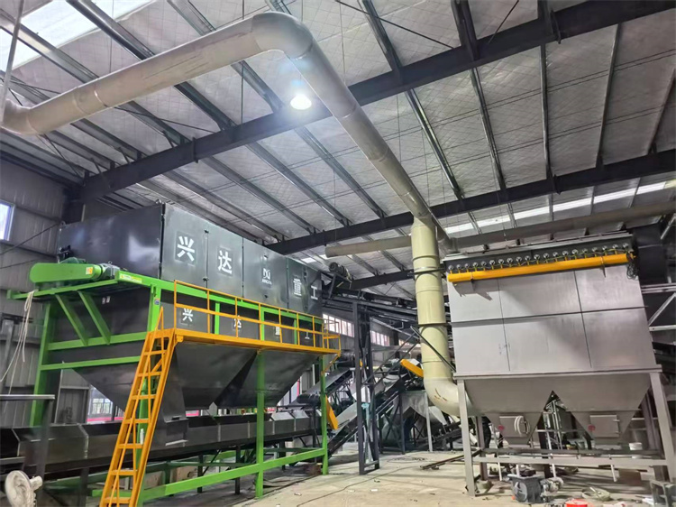 年產(chǎn)3萬(wàn)雞糞有機(jī)肥生產(chǎn)線安裝現(xiàn)場(chǎng)