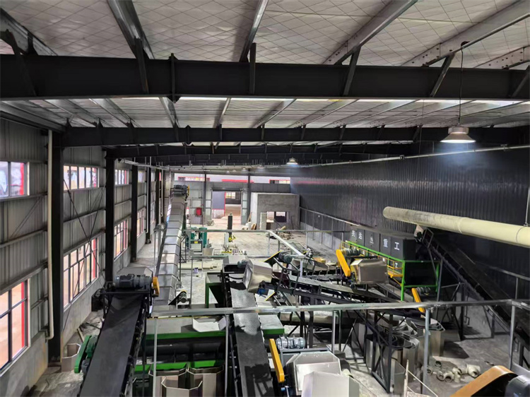 年產(chǎn)5萬雞糞有機肥生產(chǎn)線安裝現(xiàn)場