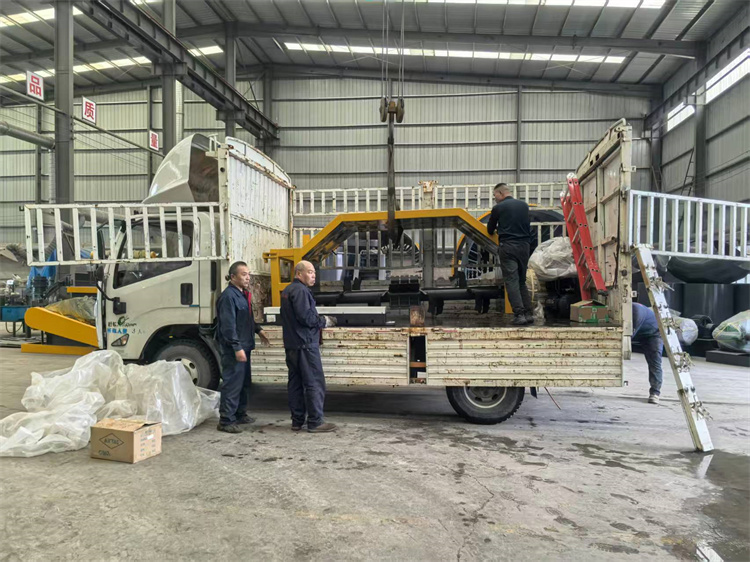 年產(chǎn)2萬雞糞有機肥生產(chǎn)線安裝現(xiàn)場